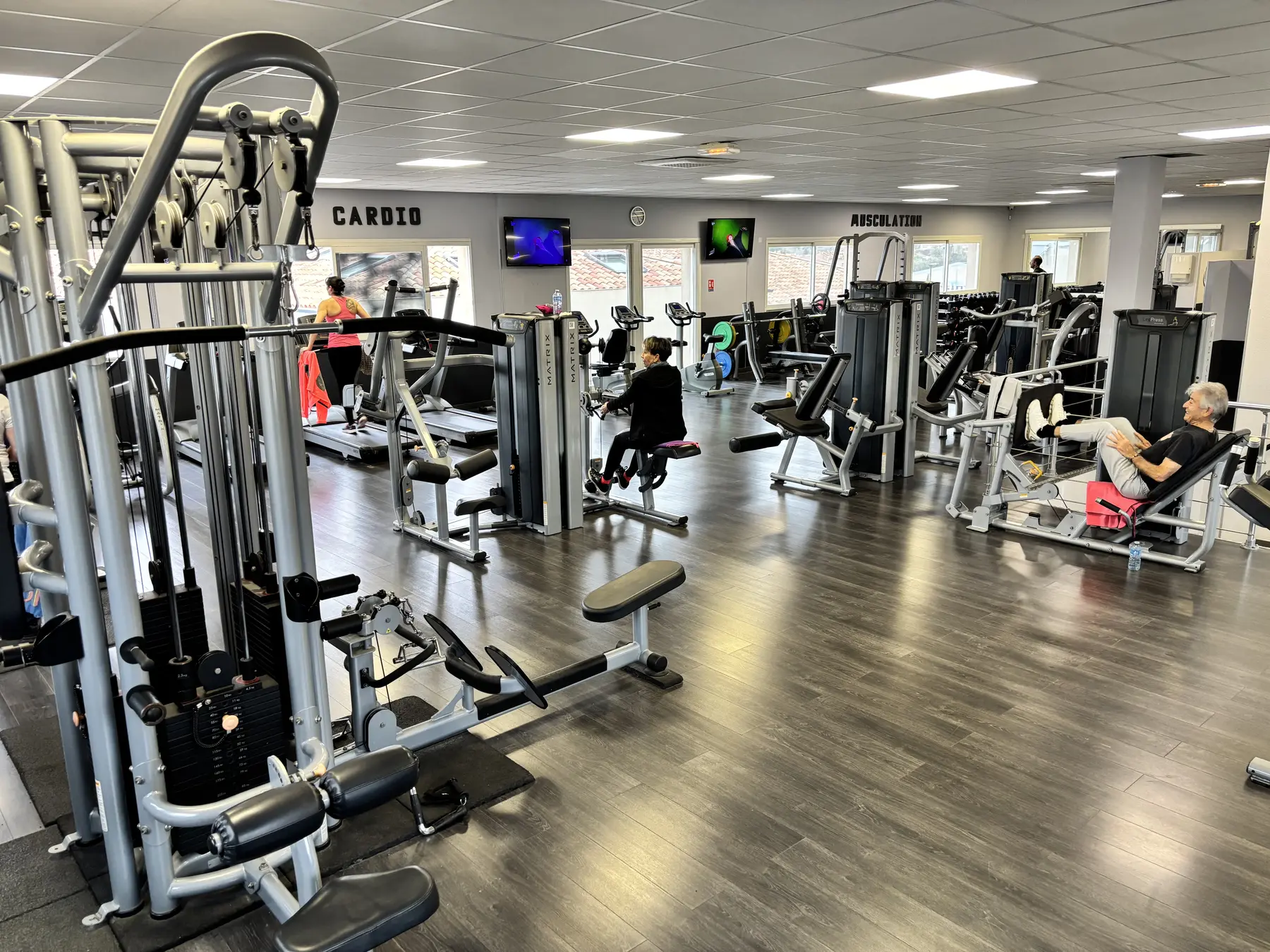 Machines guidées et postes de musculation du club SP Fitness